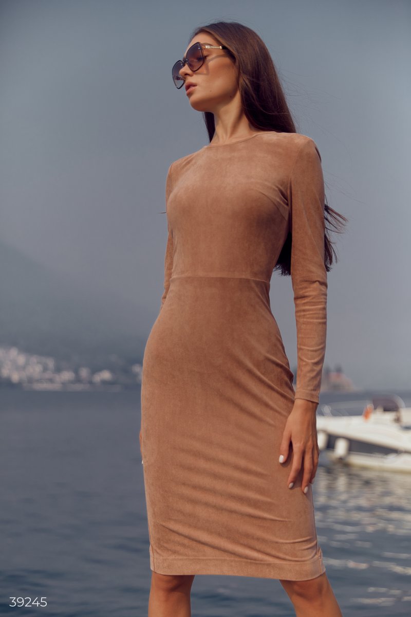 Замшева приталена сукня бежевого кольору от Gepur EU