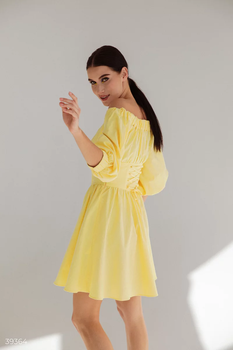 Желтое платье с акцентным поясом фотография 2