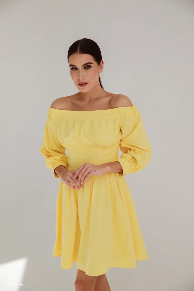 Желтое платье с акцентным поясом фотография 3