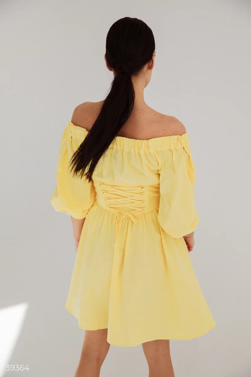 Желтое платье с акцентным поясом фотография 4