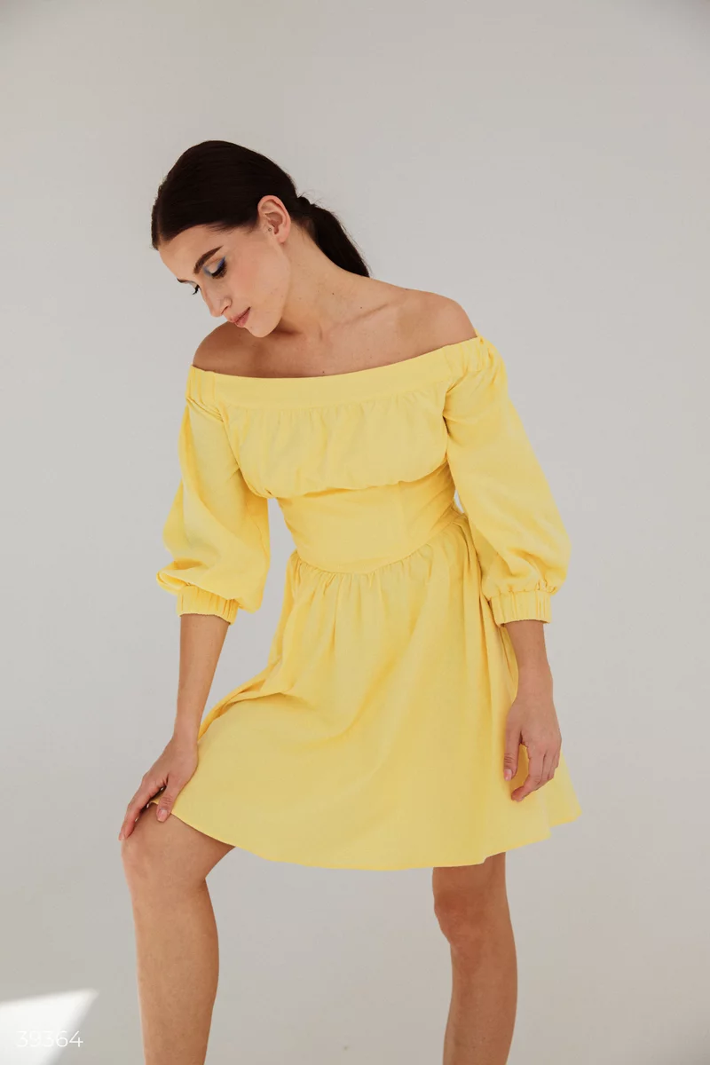 Желтое платье с акцентным поясом фотография 5