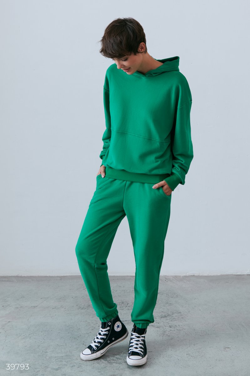 Повседневный костюм трендового зеленого цвета