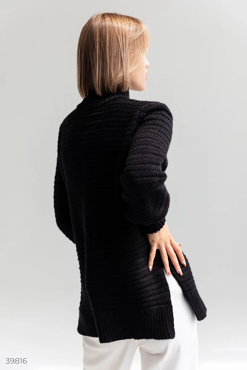 Удлиненный черный свитер фотография 5