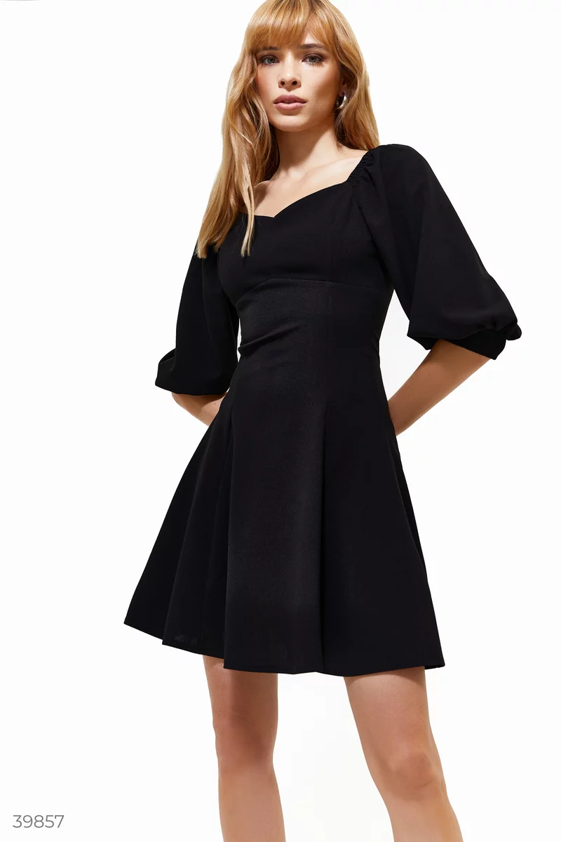 Черное платье с открытыми плечами фотография 1