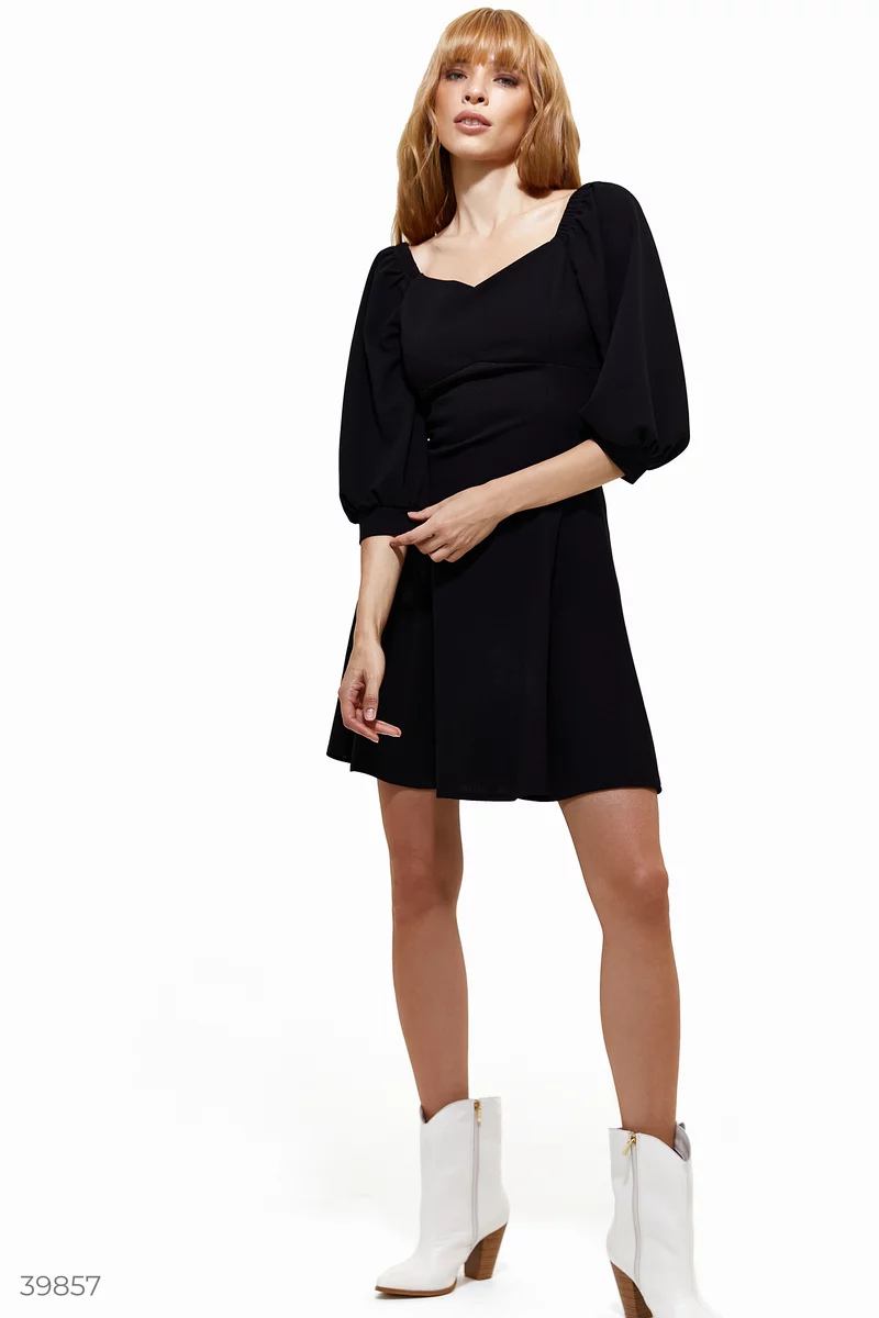 Черное платье с открытыми плечами фотография 3