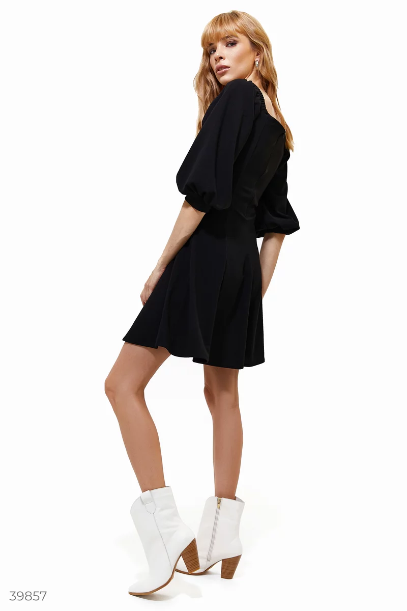 Черное платье с открытыми плечами фотография 4
