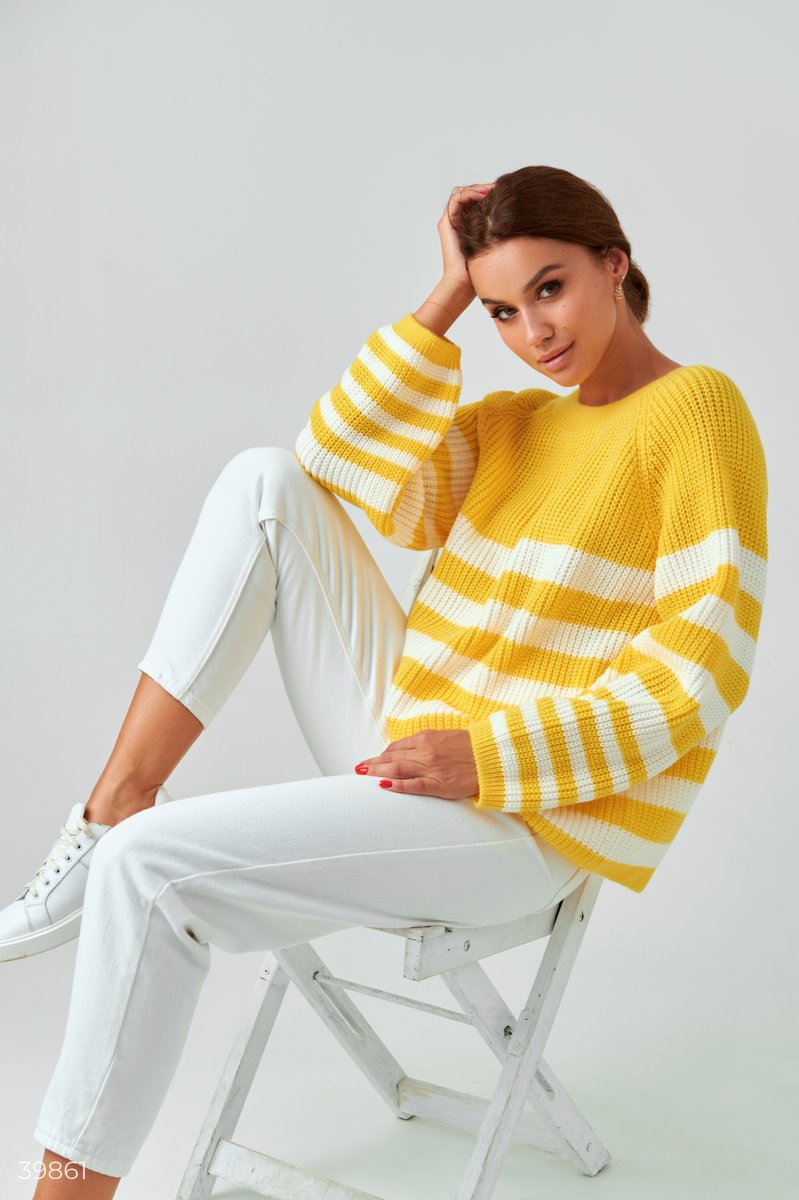 

Яскравий жовтий светр в смужку