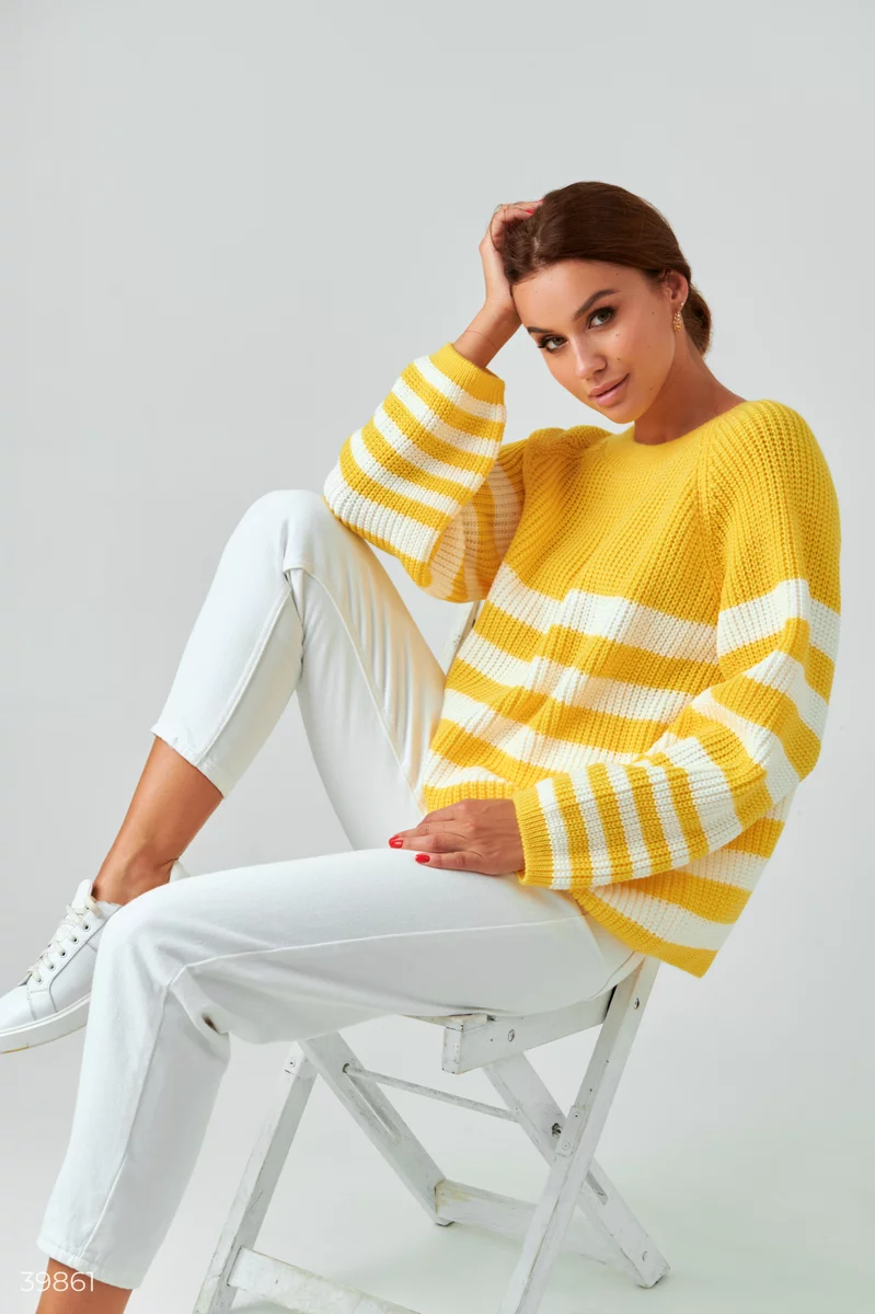 Яркий желтый свитер в полоску фотографія 1