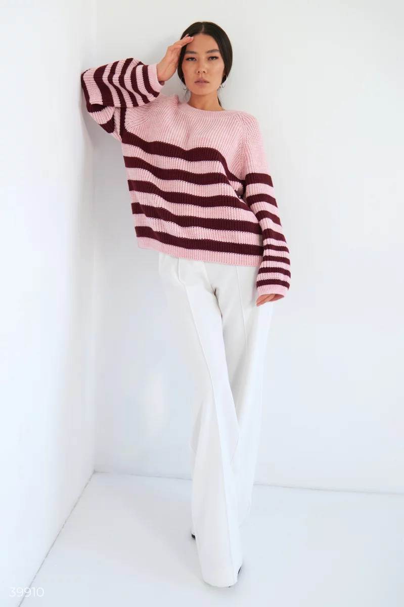 Розовый свитер в полоску фотография 1