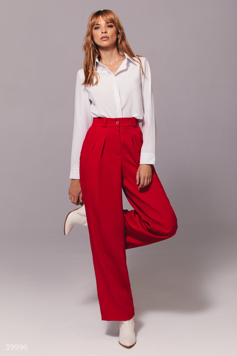 Wide leg pants in red