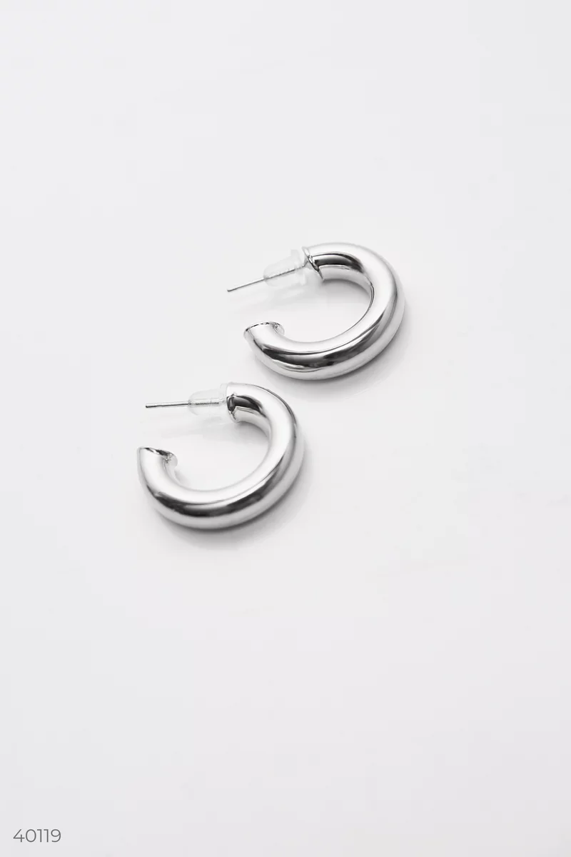 Серебристые серьги-кольца фотография 1
