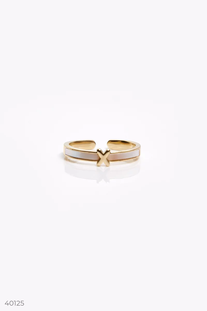 Золотистое кольцо с белыми вставками фотография 1