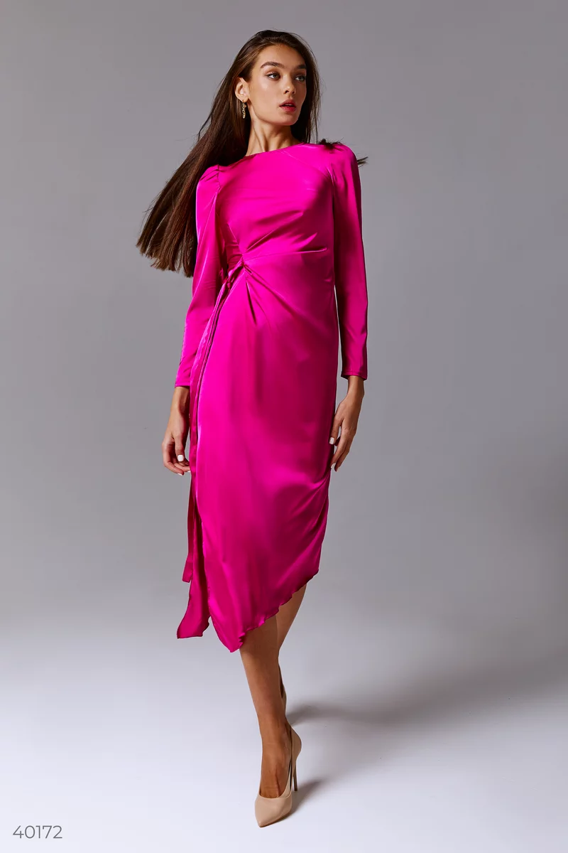 Атласное платье с разрезом цвета фуксия фотография 1