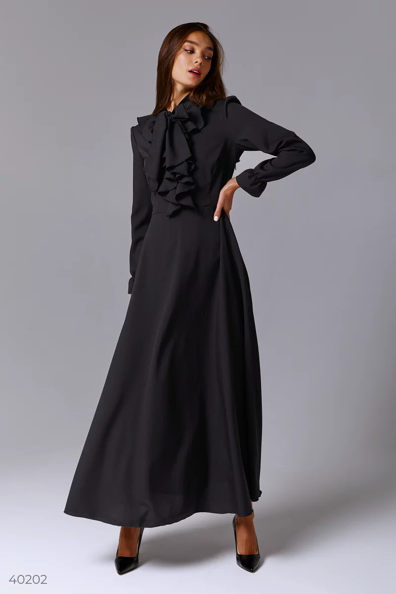 Черное платье макси с воланами фотография 1