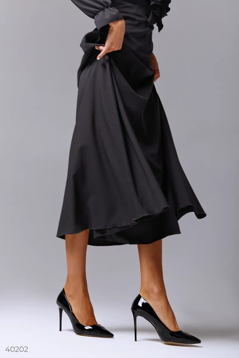 Черное платье макси с воланами фотография 4