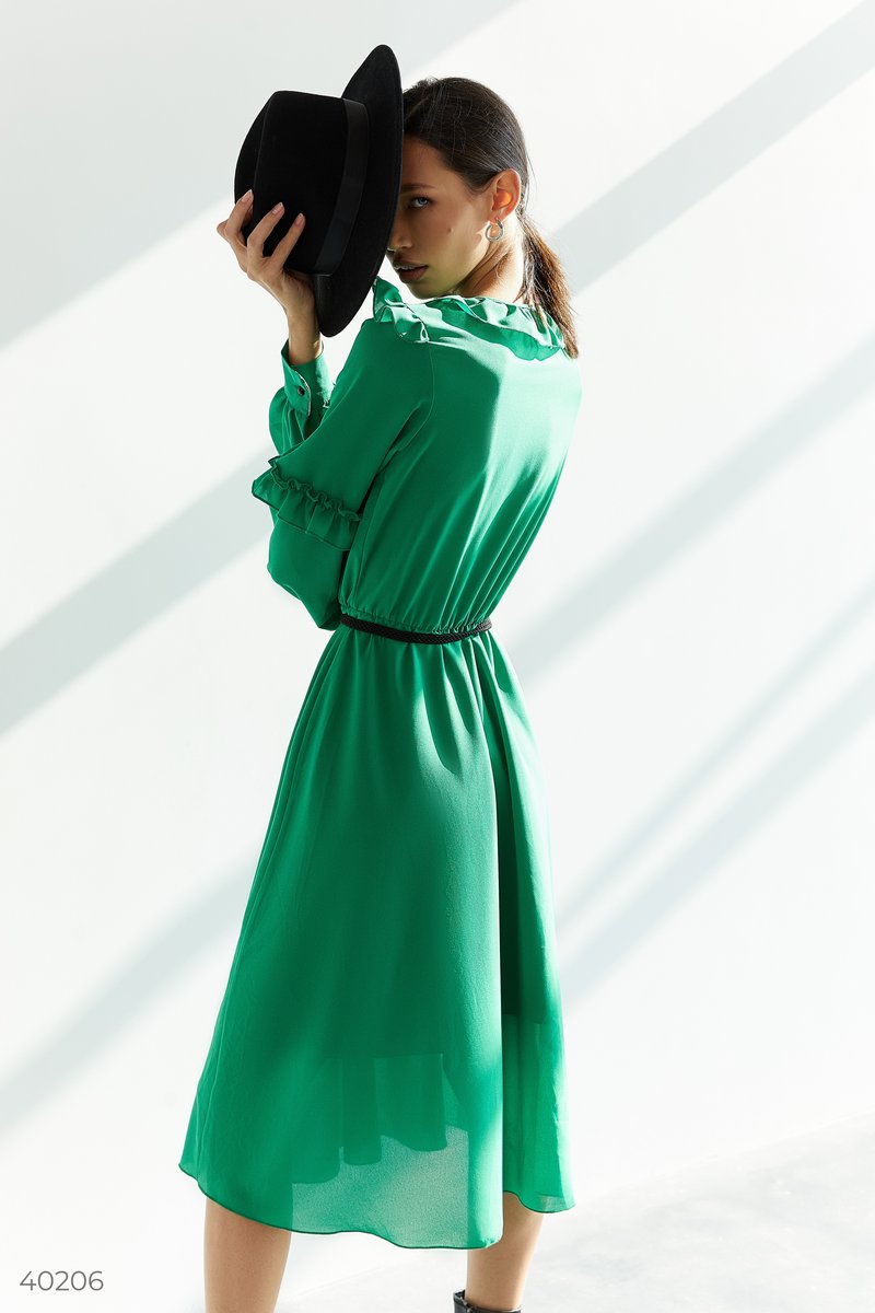 Зеленое платье миди с оборками