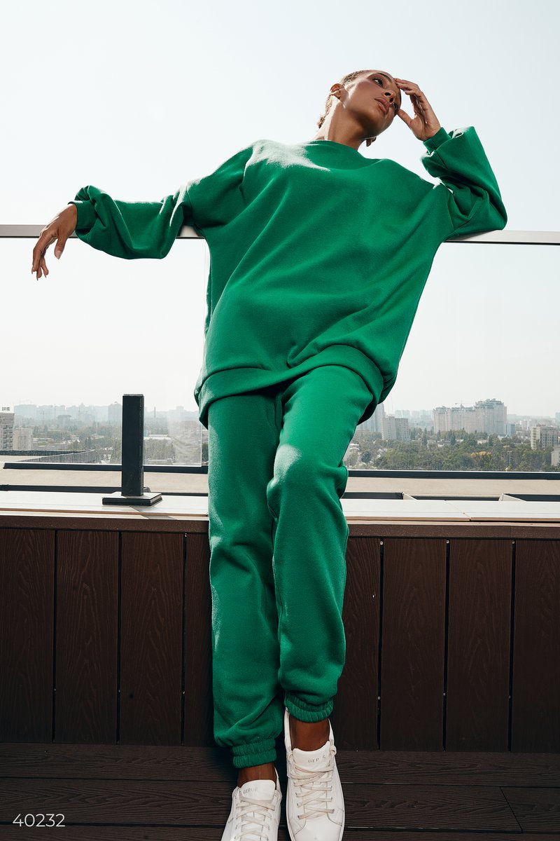 

Зеленый костюм с удлиненным свитшотом