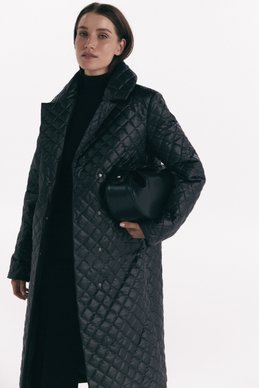 Черное стеганное пальто с поясом фотография 1