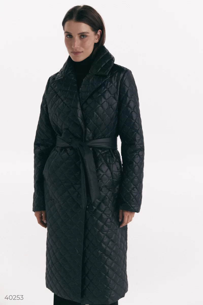 Черное стеганное пальто с поясом фотография 2