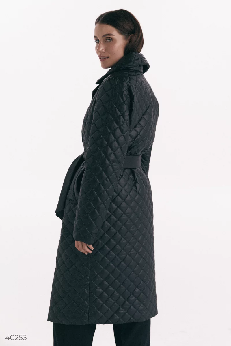 Черное стеганное пальто с поясом фотография 5