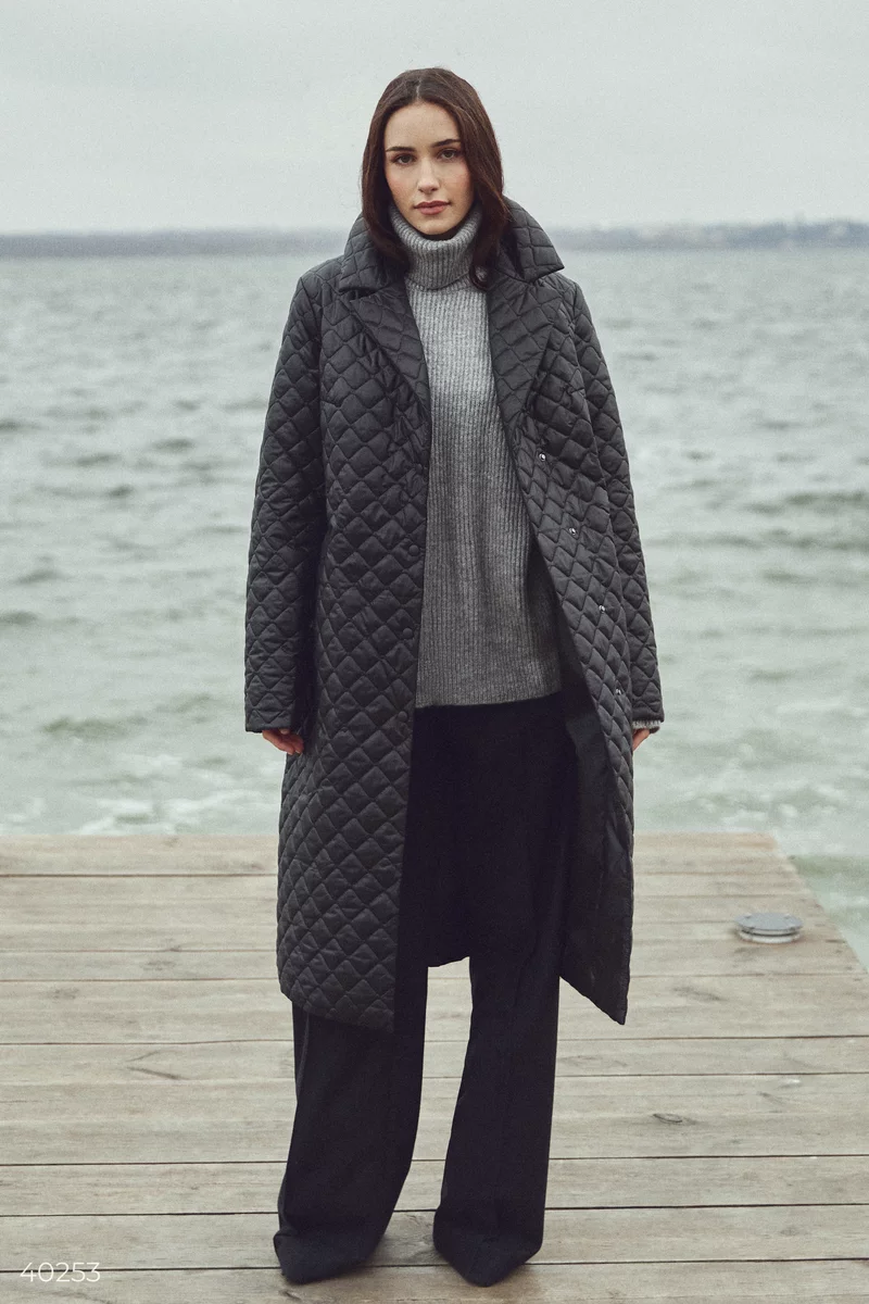 Черное стеганное пальто с поясом фотография 1