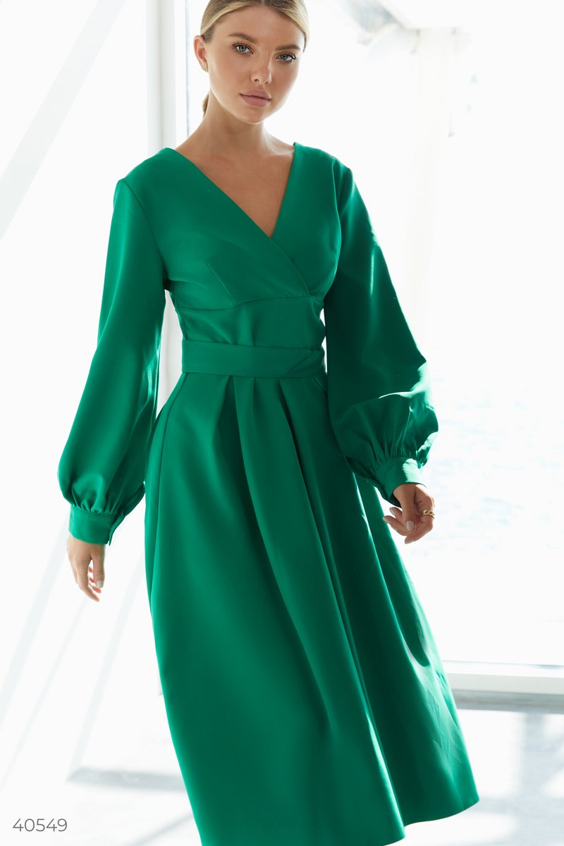 

Зеленое платье миди с пышными рукавами
