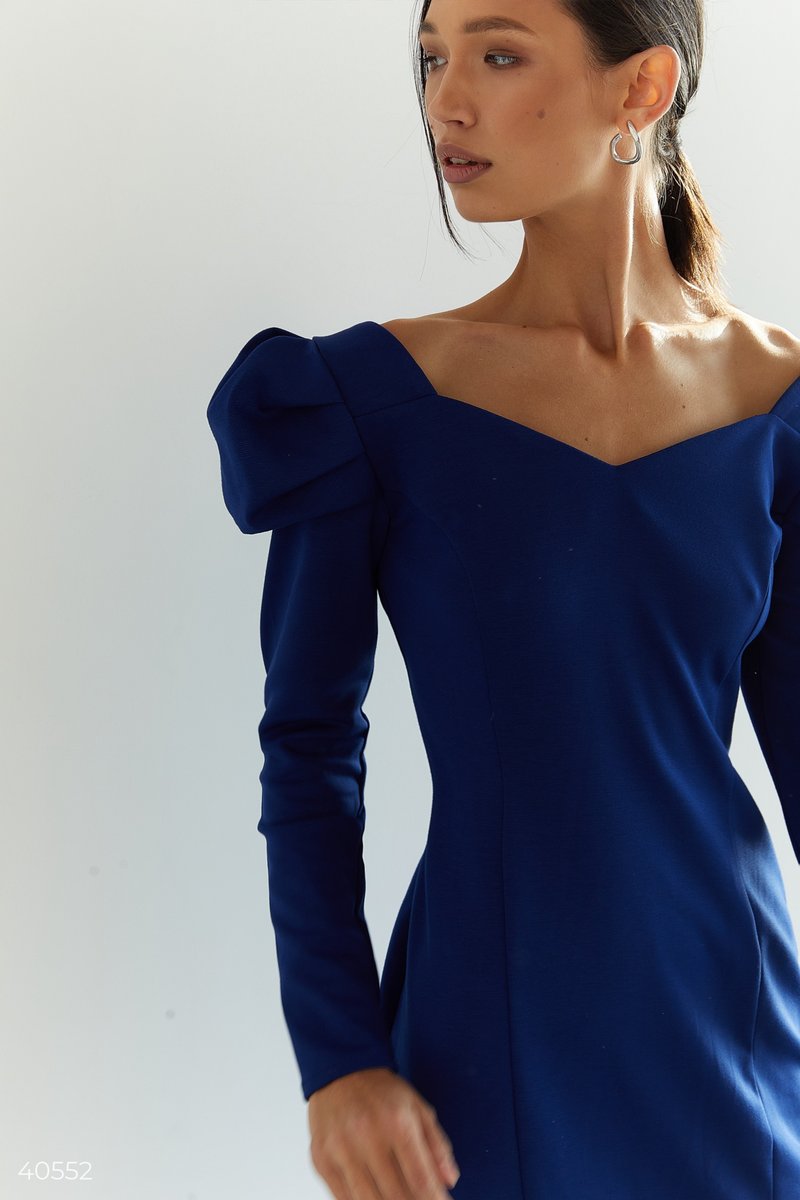 

Синее платье со стилизованными рукавами