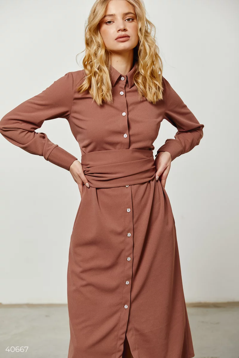 Платье на пуговицах коричневого оттенка фотография 1