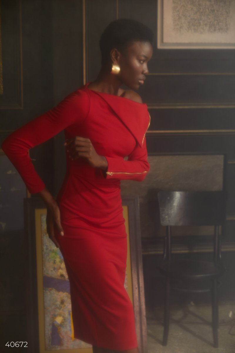 Красное платье с молнией на рукаве