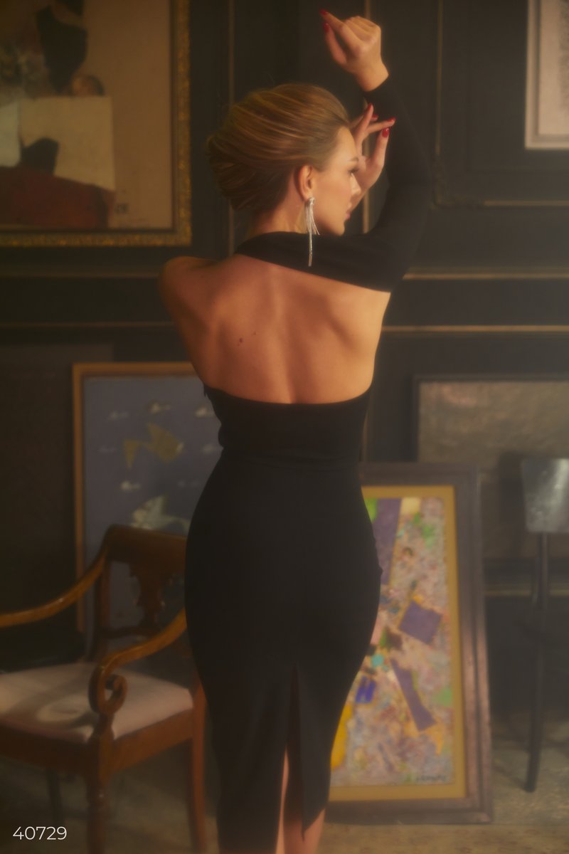 Черное платье с ассиметричным верхом