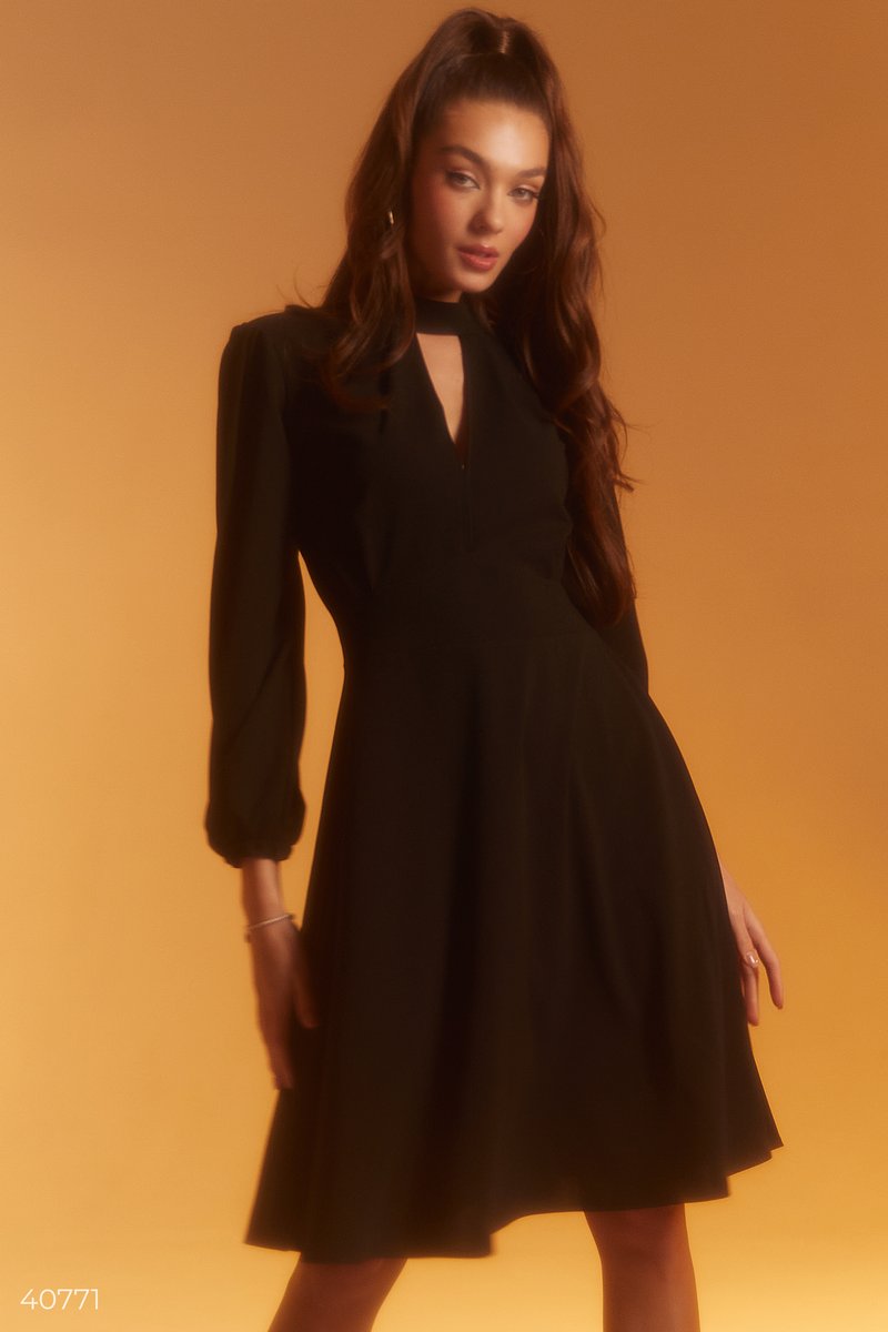 Чорна сукня з втачним поясом