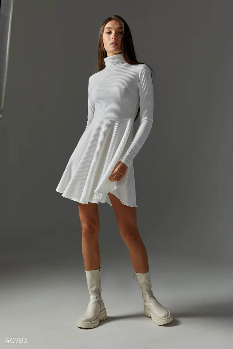 Трикотажное платье белого цвета фотография 1