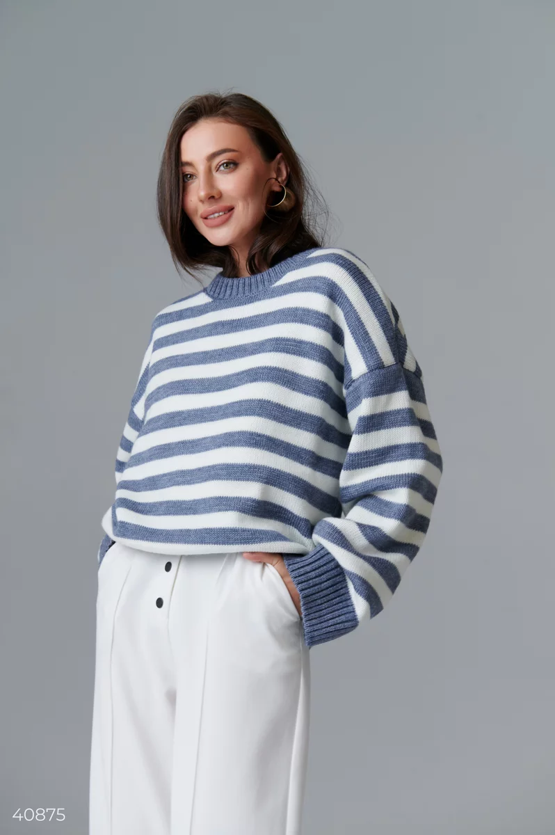 В'язаний светр у сіро-блакитну смужку фотографія 1