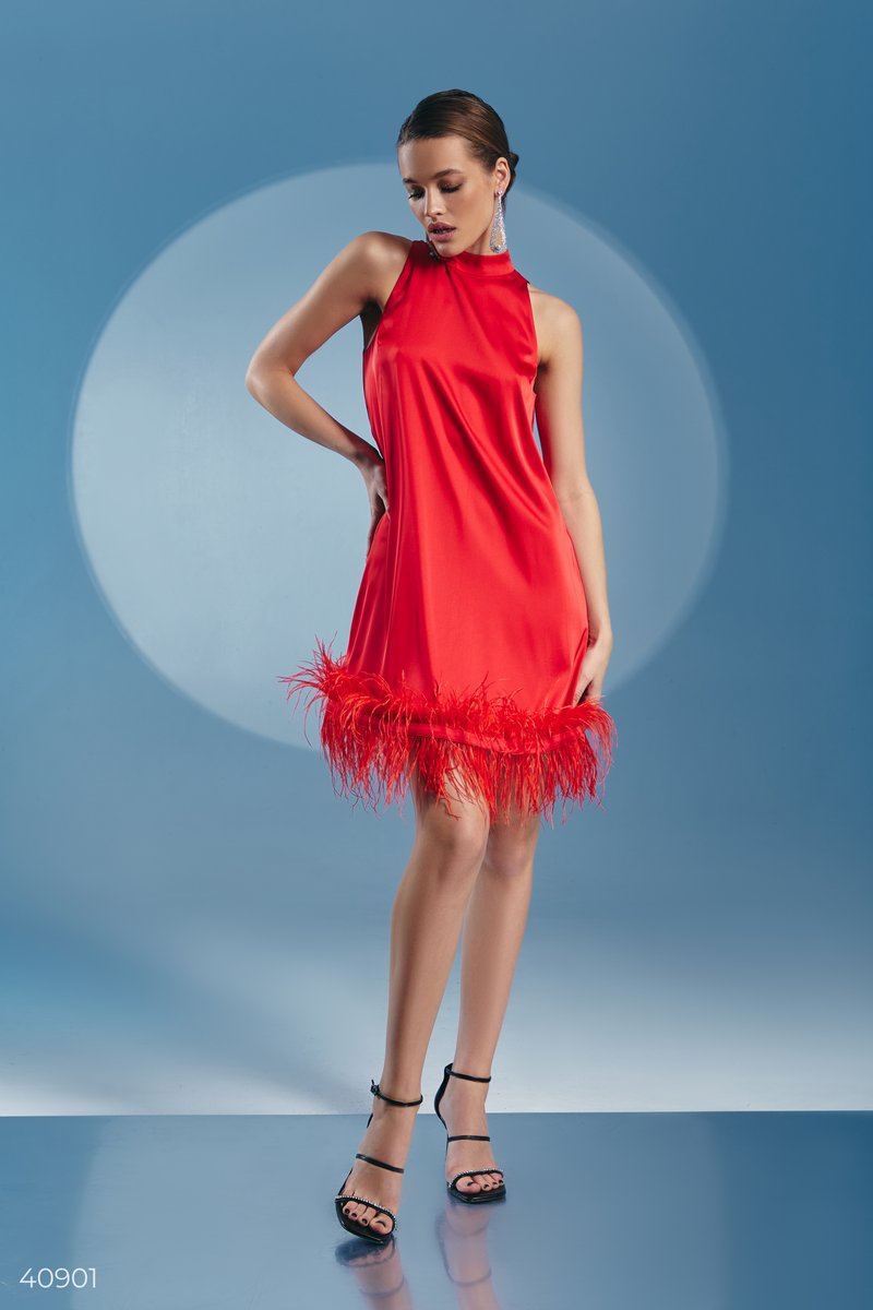 Красное шелковое платье с перьями фотография 3