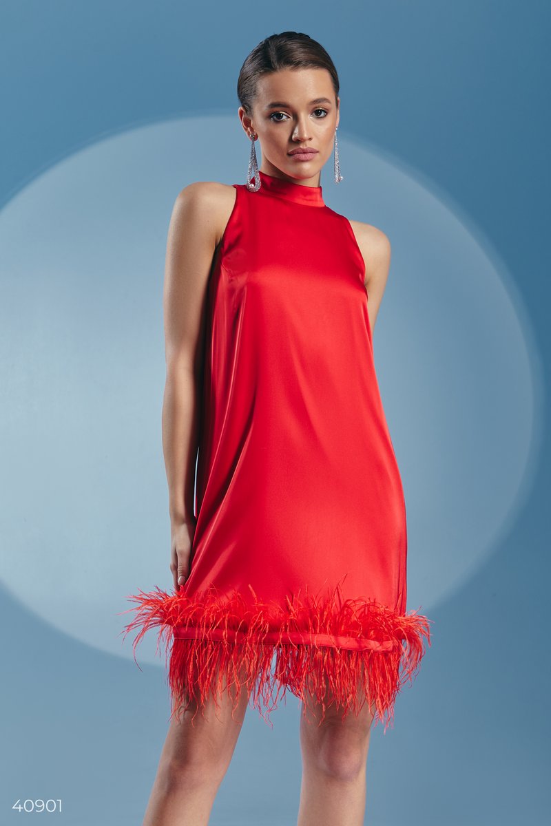 Красное шелковое платье с перьями фотография 4