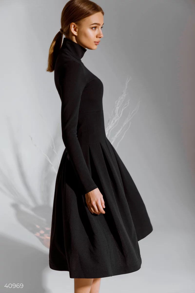 Лаконичное черное платье фотография 2