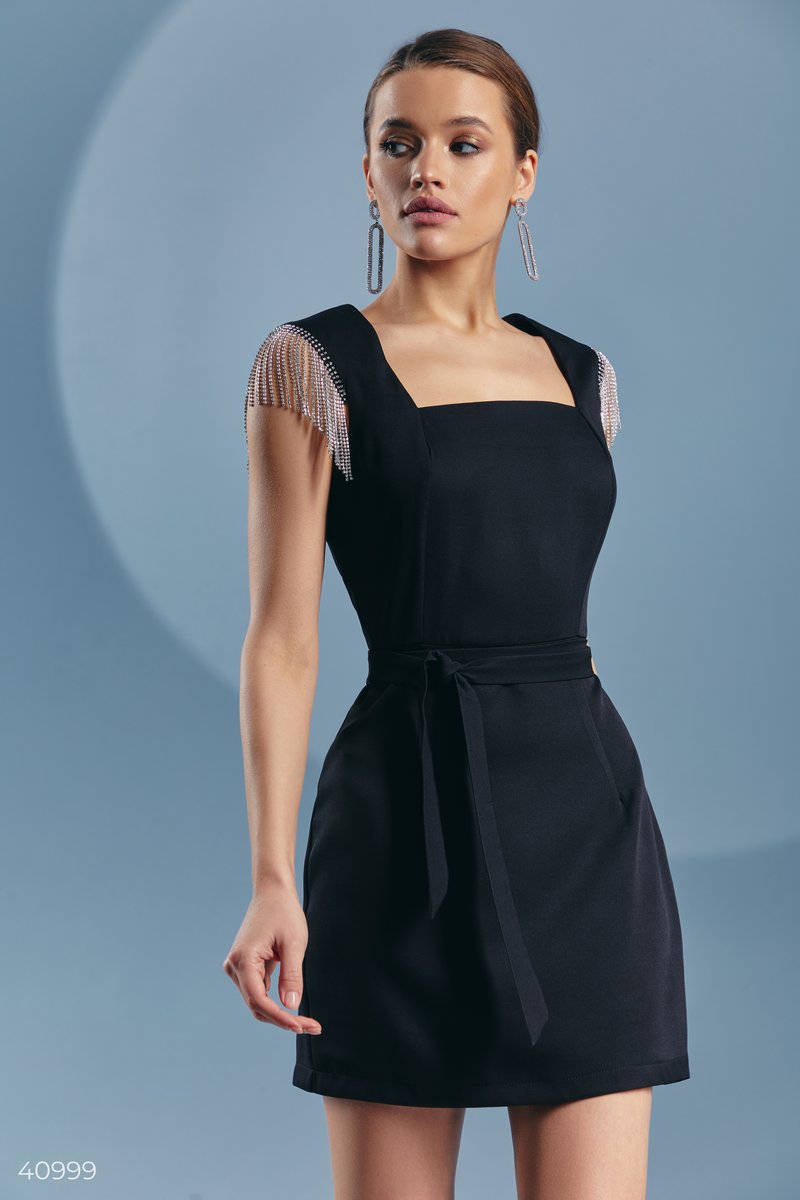 Черное платье мини с фигурным вырезом