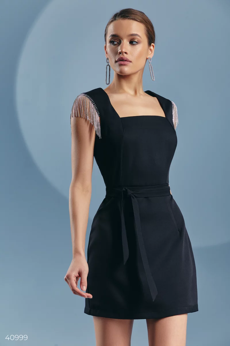 Черное платье мини с фигурным вырезом фотография 1