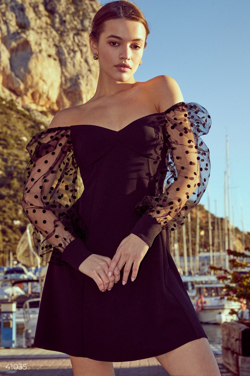 Чорна сукня міні з сітчастими рукавами