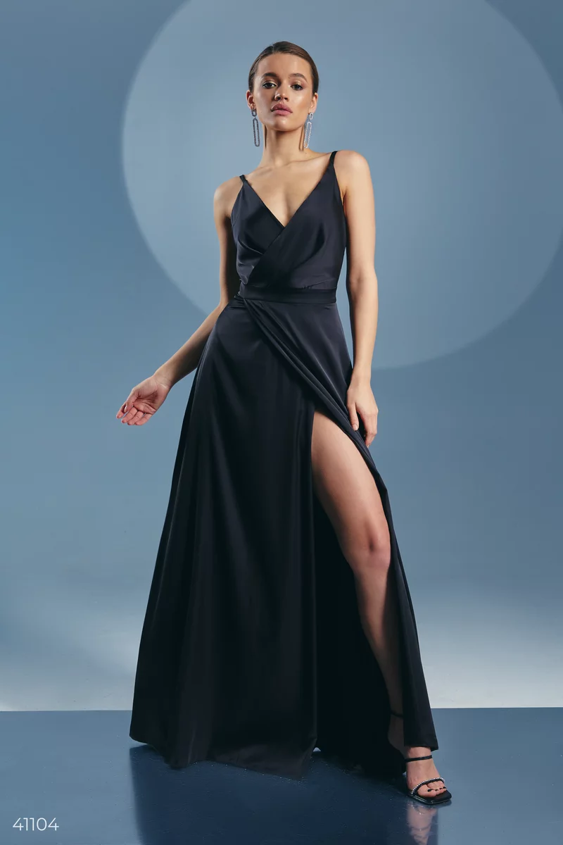 Черное шелковое платье с разрезом фотографія 1