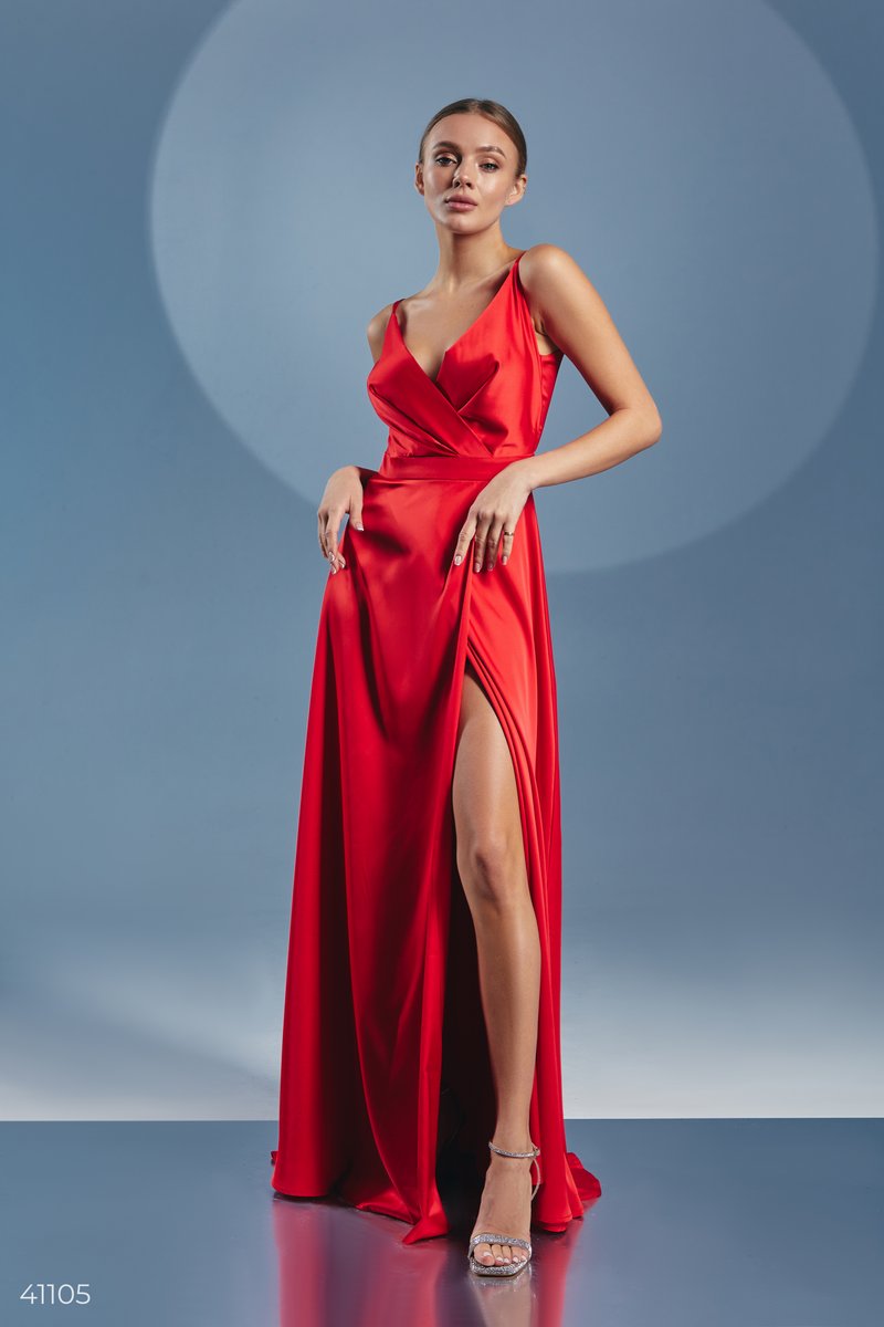 Красное шелковое платье с разрезом