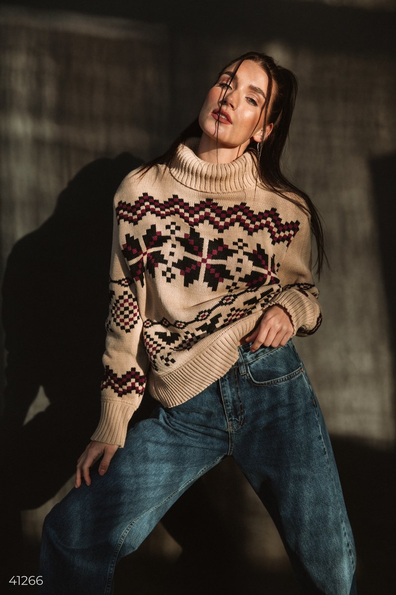 Beige wool sweater with pattern  