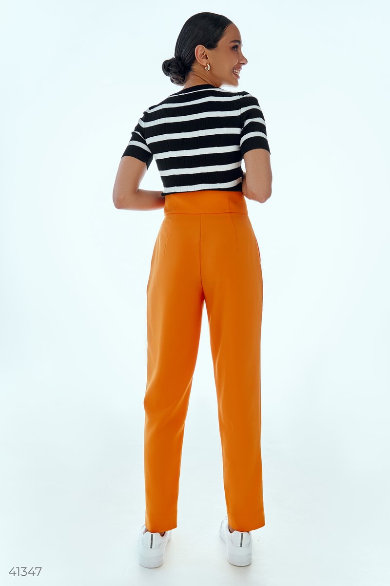 Эффектные оранжевые брюки