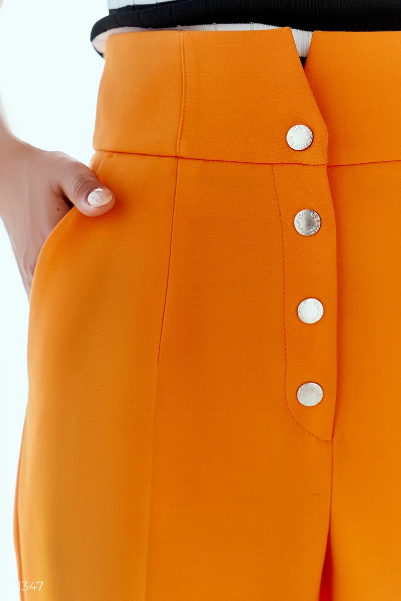 Эффектные оранжевые брюки фотография 4