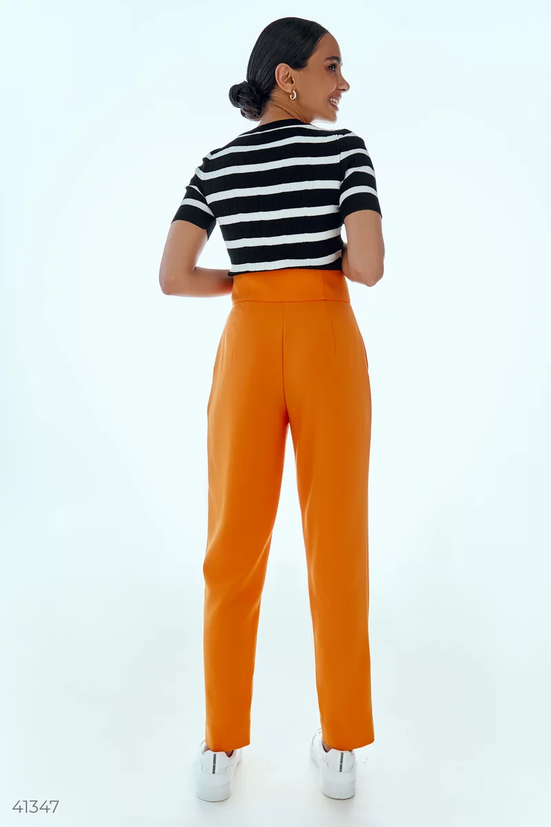 Эффектные оранжевые брюки фотография 5