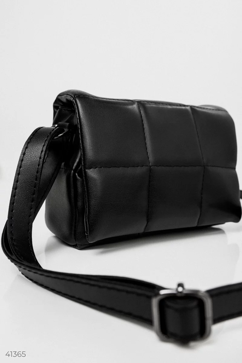 Стеганая черная сумка кросс-боди фотография 2