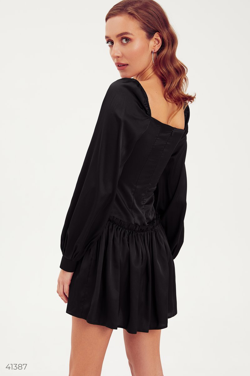 Шелковое черное платье с рюшами