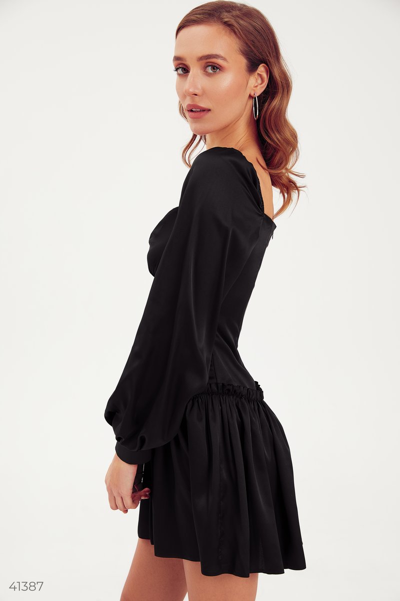 Шелковое черное платье с рюшами