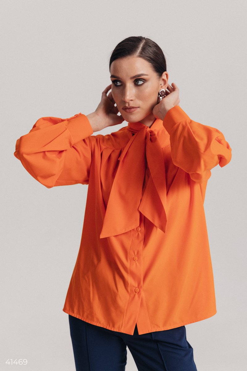 

Оранжевая блуза с трендовым бантом