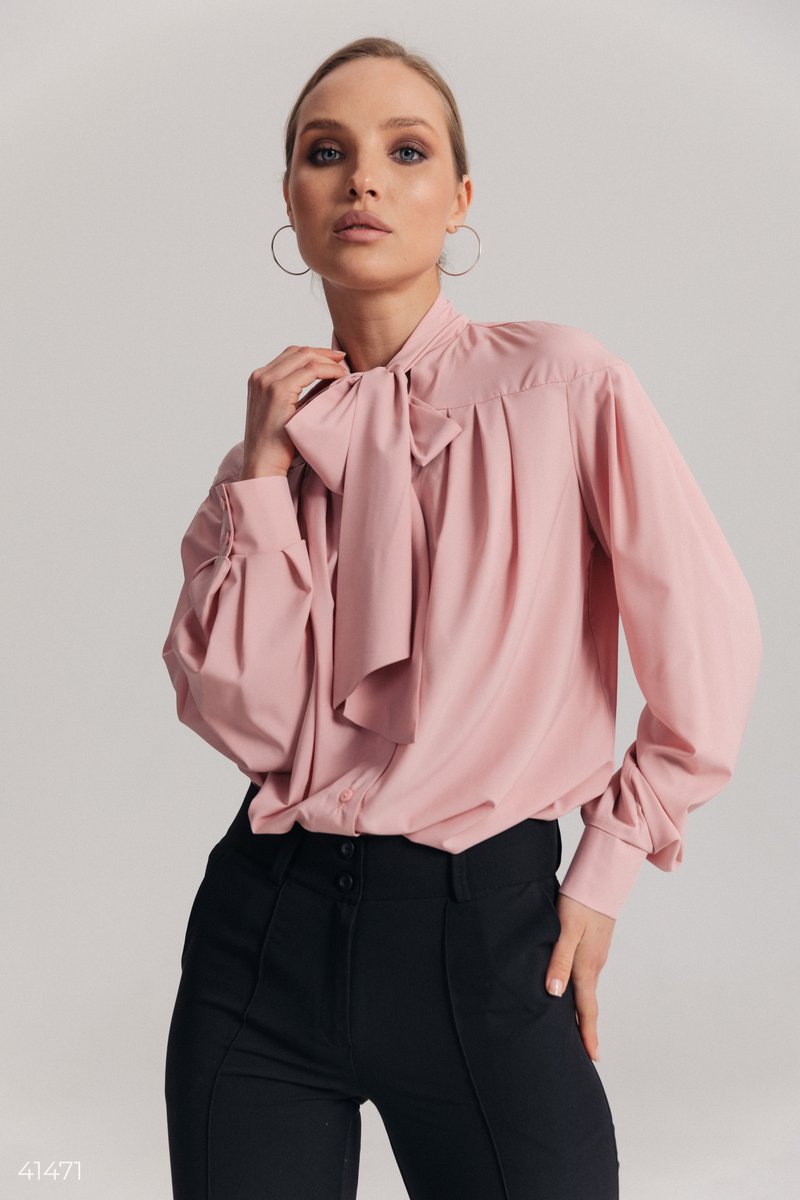 

Розовая блуза с трендовым бантом